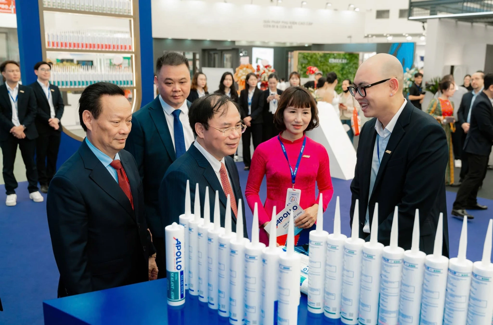 Sự hiện diện của lãnh đạo và đại diện Bộ, Ban, Ngành Trung ương và địa phương đến tham quan khu trưng bày của Apollo Silicone